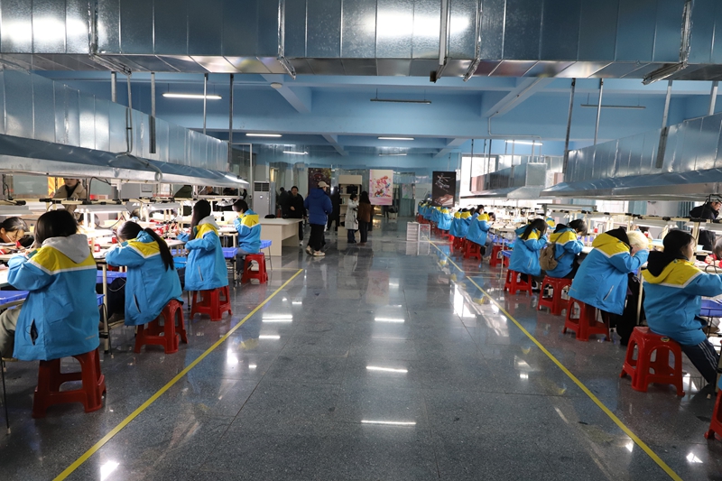 畢節(jié)明月工藝美術(shù)有限公司與畢節(jié)市財(cái)貿(mào)學(xué)校共同打造的創(chuàng)新實(shí)踐基地。