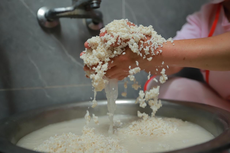淘洗粘米。王東攝