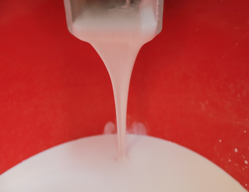 磨漿機研磨浸泡好的粘米。