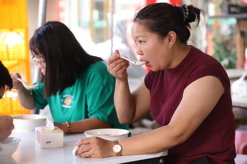 食客正在吃蝦米。