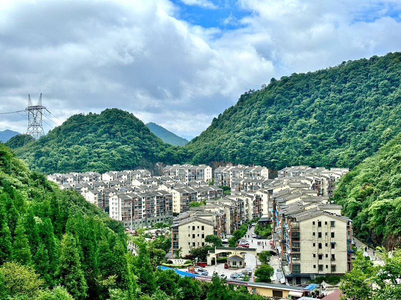 進雙龍鄉水泊涼山風情小鎮，盤山而建的樓房嵌在綠浪里。王燁攝