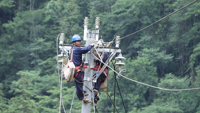 供電部門正在搶修水受損電路。