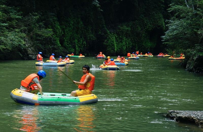 南江大峽谷漂流。