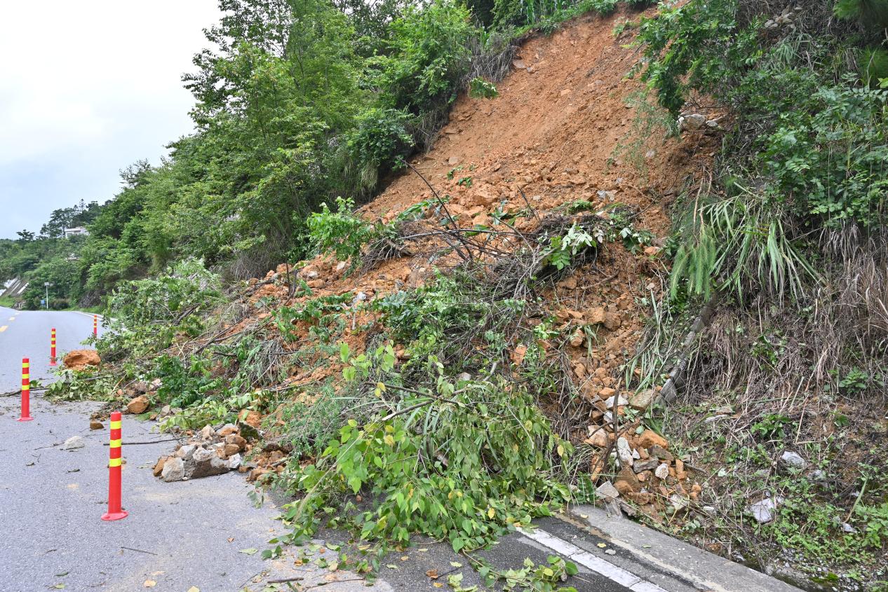 G354K1613+700處邊坡塌方。