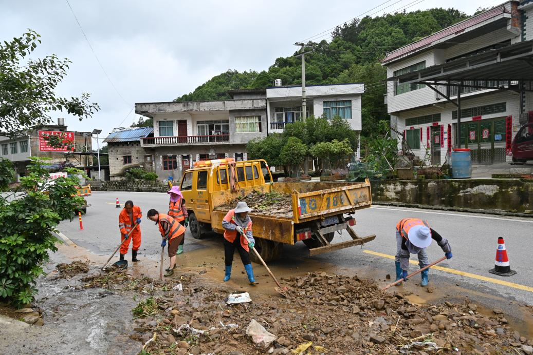清理G354線K1600+890處泥石上路。