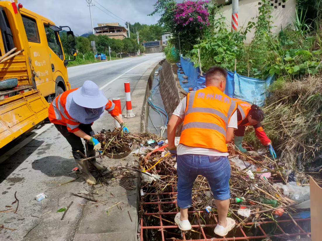 清理堵塞涵洞。