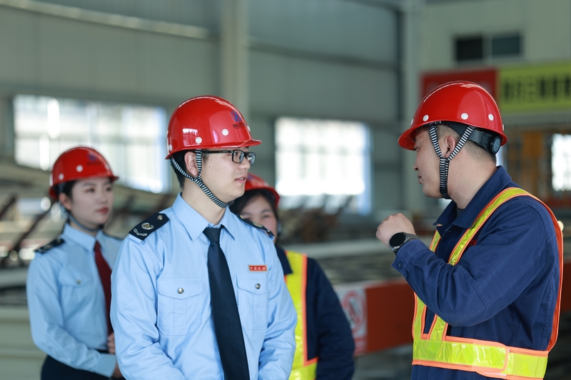 福泉市稅務局走訪企業，了解企業生產經營情況。