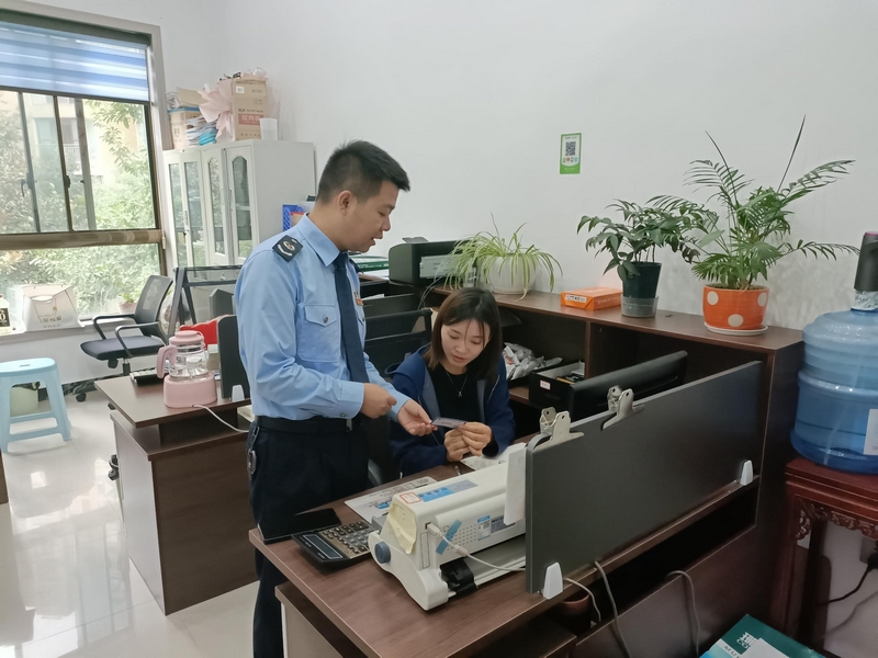 稅務人員為企業講解稅收政策。