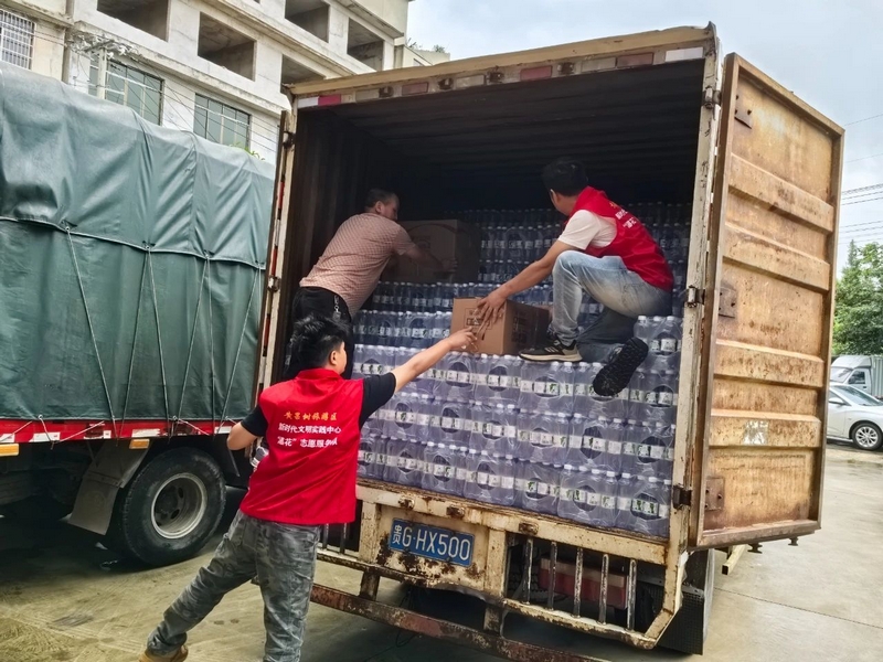 愛心人士們積極將物資搬運上車。