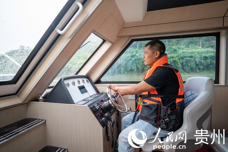 向英俊在開船巡河。人民網 涂敏攝