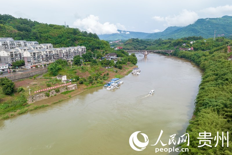 航拍赤水河。人民網 龍章榆攝