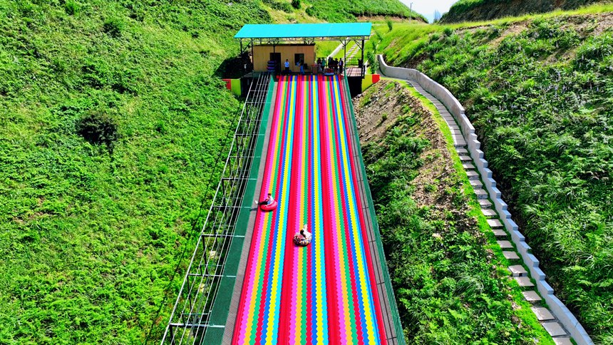 景區(qū)的彩虹滑草游玩項(xiàng)目。羅杰攝