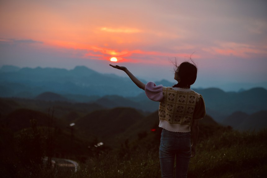 夕陽(yáng)西下,游客在景區(qū)與落日同框。李資葦攝