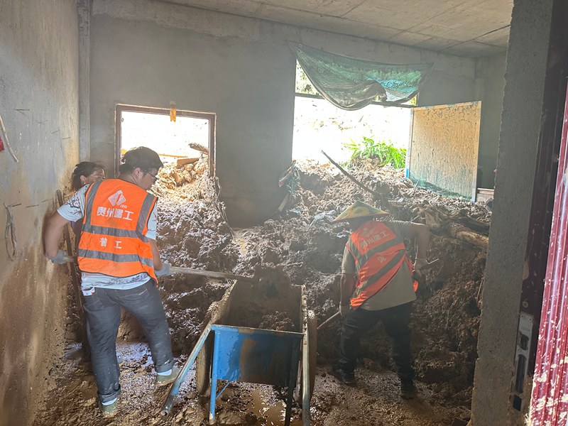 志愿者正在進行援助工作。