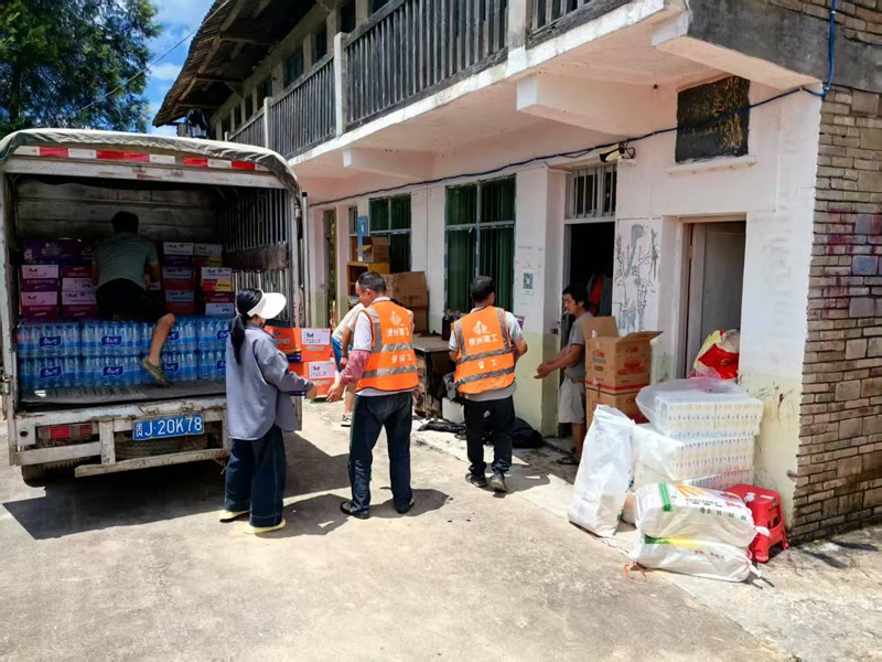 志愿者正在進行援助工作。