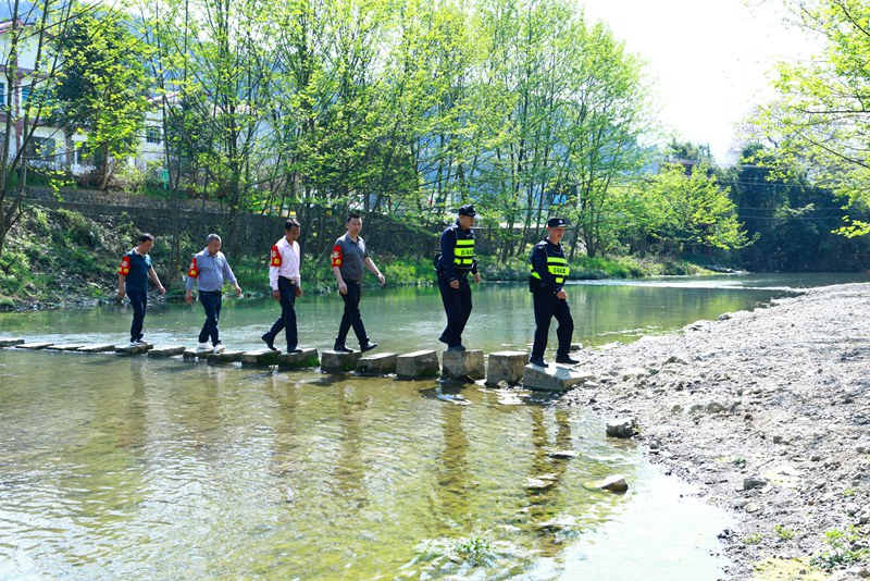 仁懷市公安局民警和義務巡邏隊員聯合開展巡邏。貴州省公安廳供圖