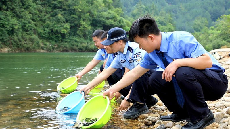貴定縣公安局民警聯合有關部門開展增殖放流。貴州省公安廳供圖