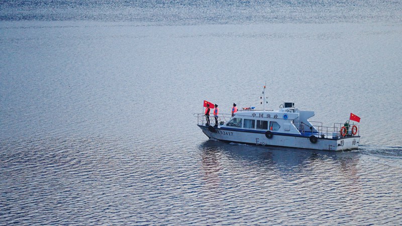 2025年6月11日,甕安縣公安局環食藥部門聯合漁政、生態環境等單位開展長江禁漁聯合執法行動。貴州省公安廳供圖
