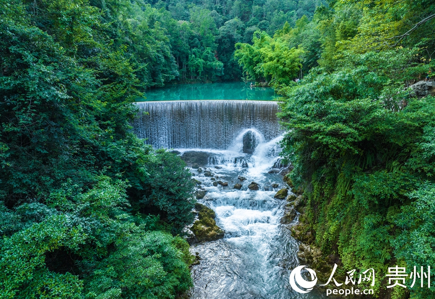 荔波小七孔景區中臥龍潭瀑布。人民網 陽茜攝