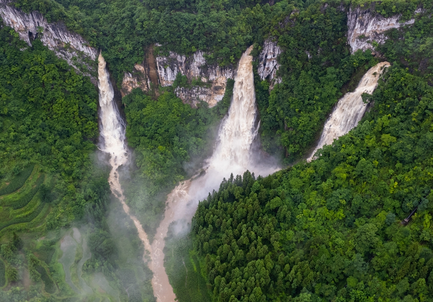 巖底瀑布。龍永攝
