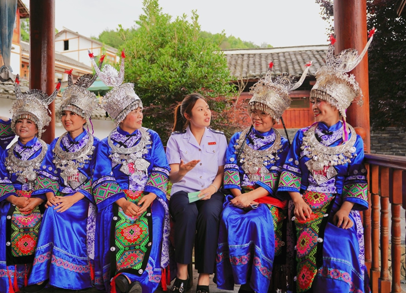 稅惠春風暖布依 民族團結促發展。