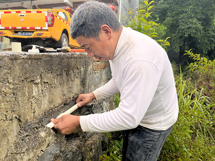 管水員楊道橋正在修理水管(王裕攝)