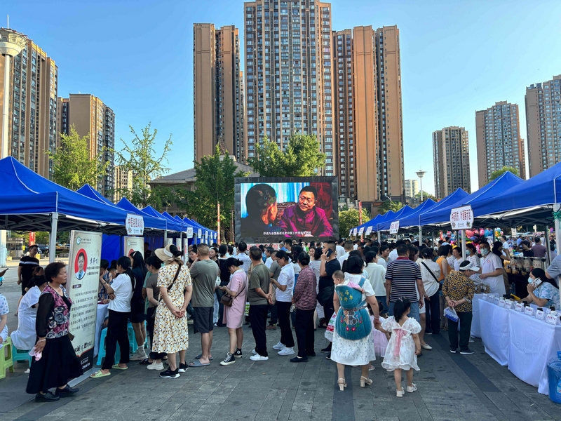 中醫夜市現場人氣火爆。王燁攝