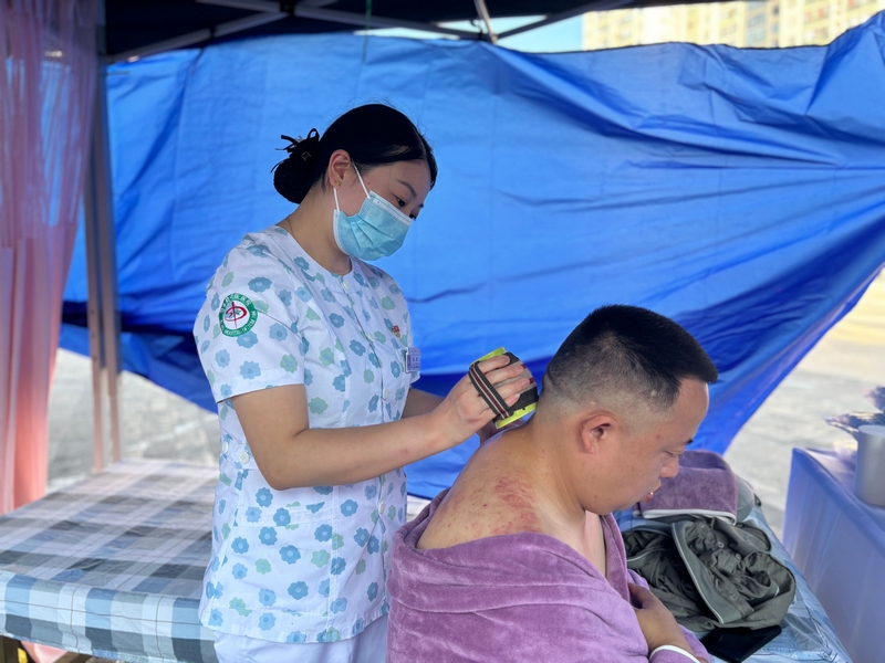 市民做火龍罐理療。王燁攝