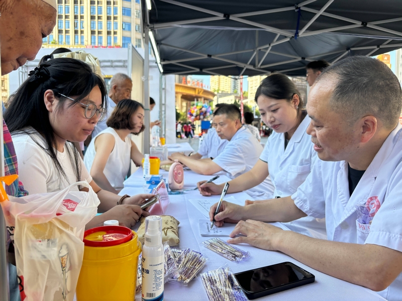 惠民義診臺中醫搭脈問診。王燁攝
