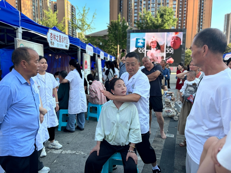 中醫為市民進行推拿診療。王燁攝