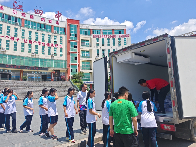 受災(zāi)群眾領(lǐng)取物資。