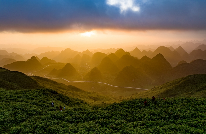 7月5日，攝影愛好者在貴州省畢節市阿西里西大草原景區拍攝。陳春志攝