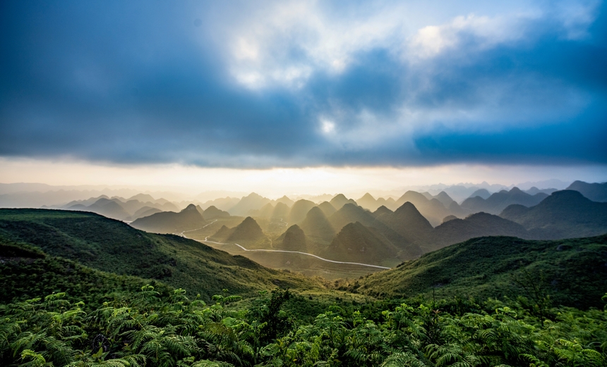 7月5日，在貴州省畢節市赫章縣阿西里西大草原景區拍攝的萬峰林景觀。閔罡攝