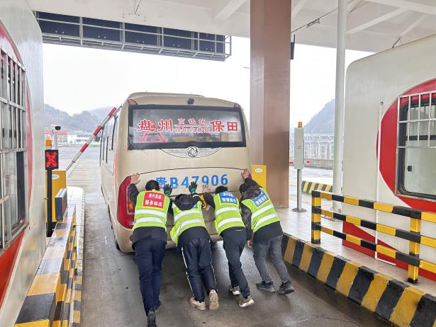 幫助司乘推車。