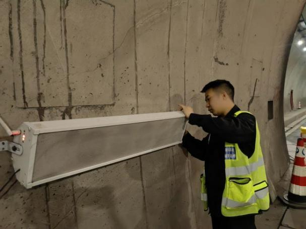 安裝調(diào)試隧道廣播系統(tǒng)。