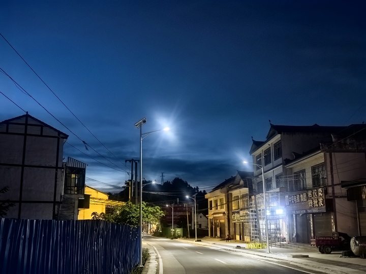 新安裝的路燈讓黃昏街道更明亮 黃源匯 攝 (2).jpg