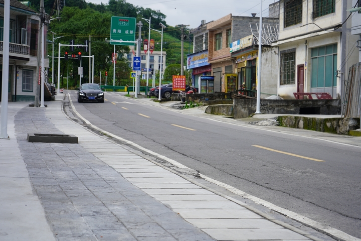 修繕后的人行步道 黃源匯 攝.jpg