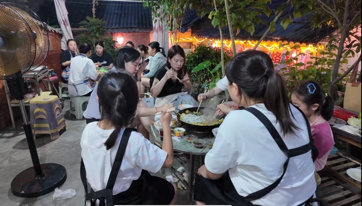 龍洞素烙鍋店內食客滿座 胡鳳至 攝.jpg