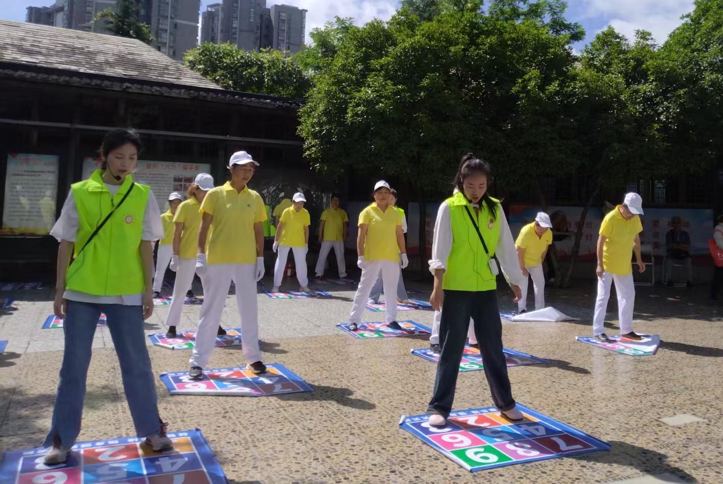 志愿者帶領(lǐng)老人進(jìn)行九宮格體操訓(xùn)練。