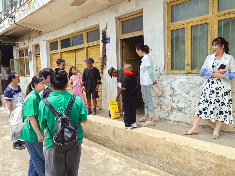 貴州醫科大學實踐隊與村“兩委”開展法治宣傳。