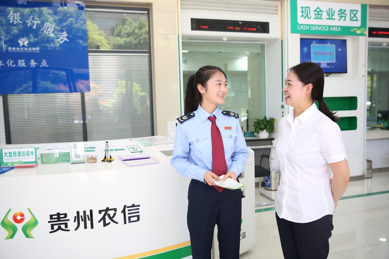 “定制化服務”中，七星關區稅務局稅務干部深入貴州畢節農村商業銀行股份有限公司開展政策宣傳和合規輔導。鄭婷攝