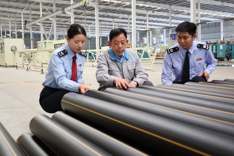 稅費前移服務團隊走訪貴州陸宇管道科技有限公司。樊曉謀攝