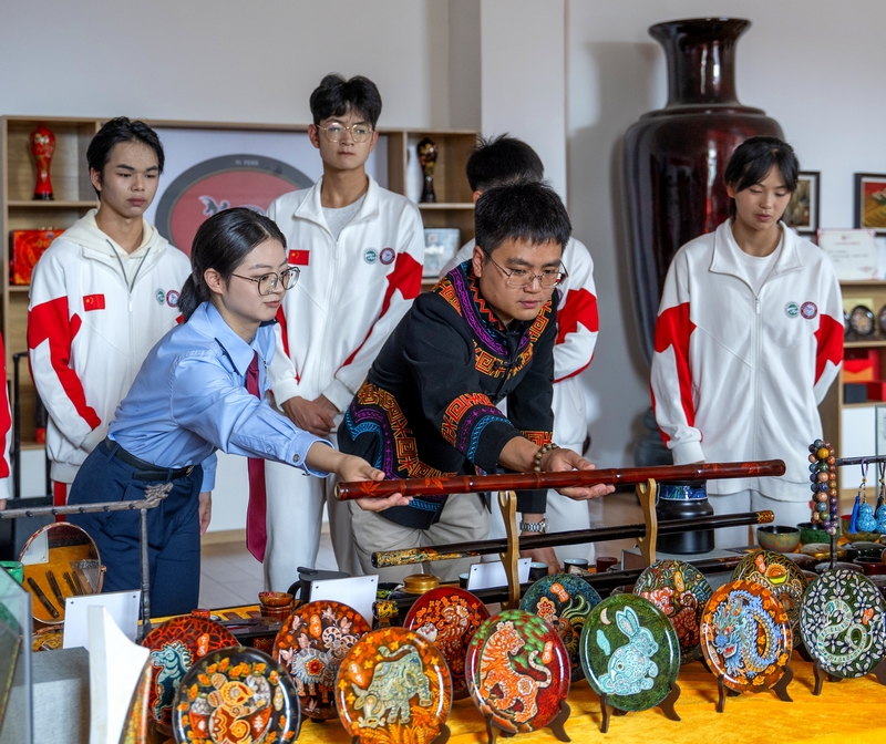 在大方縣高光彝風漆器開發有限公司,非遺傳承人員向稅務人員與學生介紹大方漆器的制作工藝與特點。聶燕云