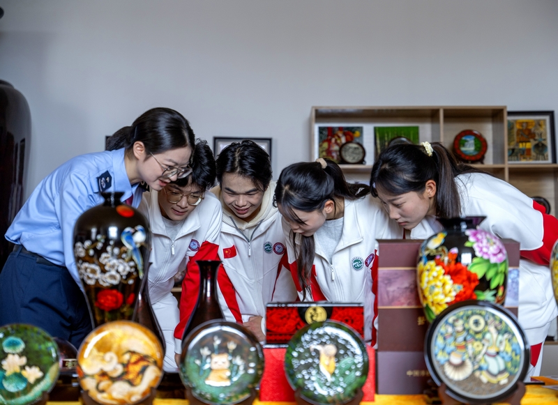 稅務人員與學生一起青少年觸摸千年技藝,見證“非遺”之美。聶燕云攝