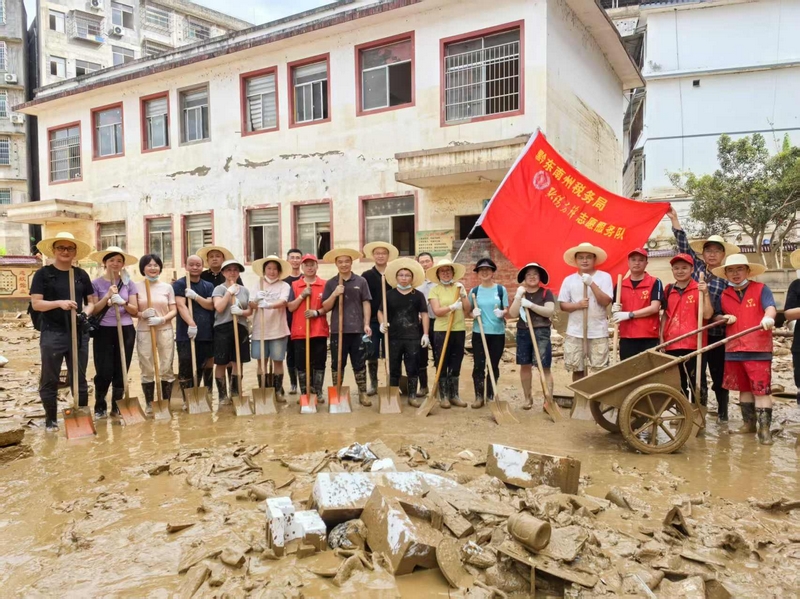 黔東南州局“黔稅先鋒”志愿隊(duì)伍支援榕江。