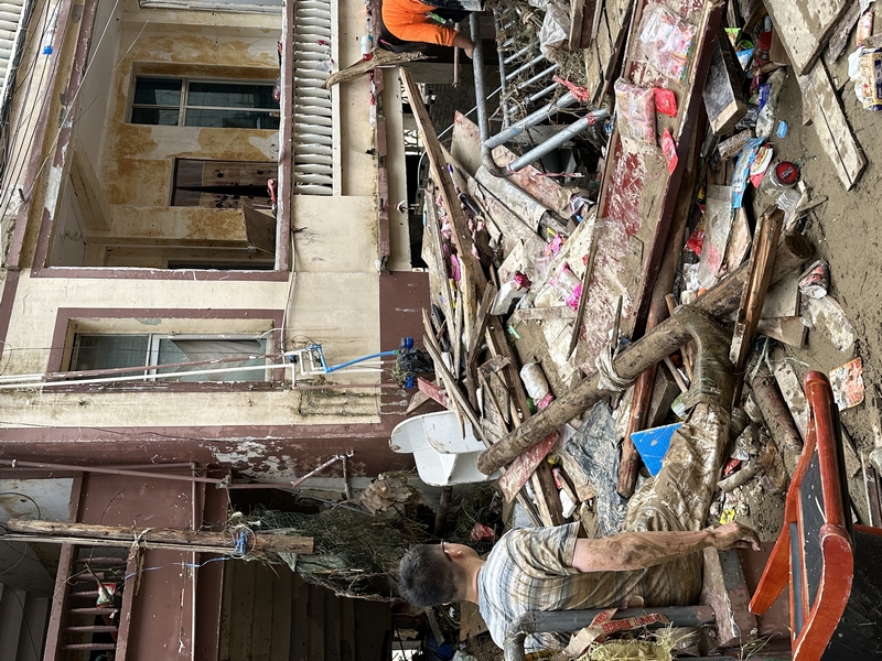 從江稅務(wù)干部馮光成抗災(zāi)后回到自己宿舍清掃。