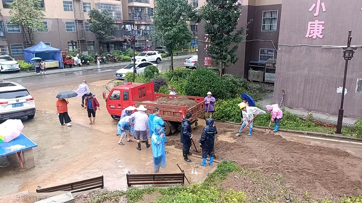 居民齊上陣,清理路面淤泥。王爽 攝.jpg