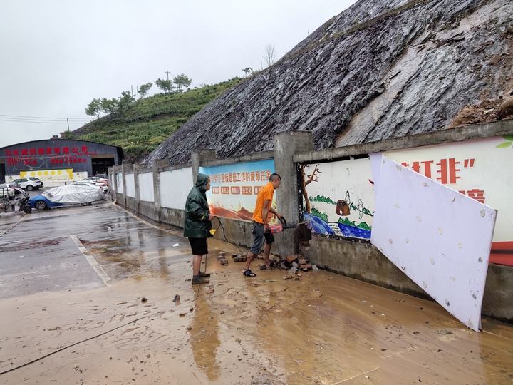 合力拆除受損墻體,消除隱患。王爽 攝.jpg