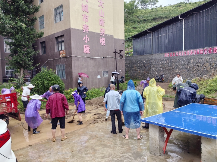 干群冒雨清淤,守護社區家園。王爽 攝.jpg