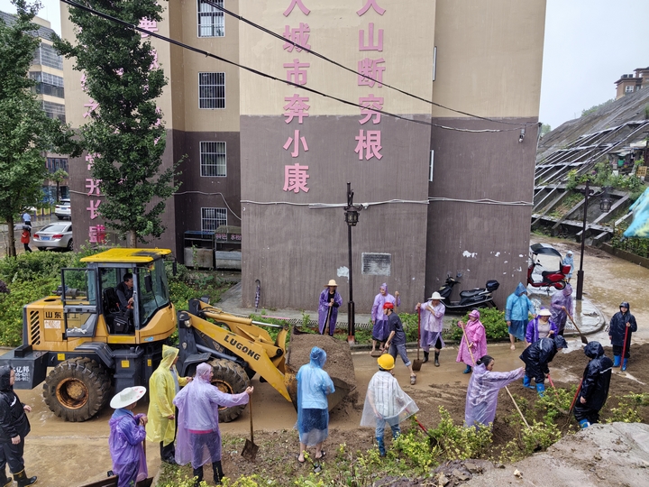 機械助力,干群共戰滑坡險情。王爽 攝.jpg